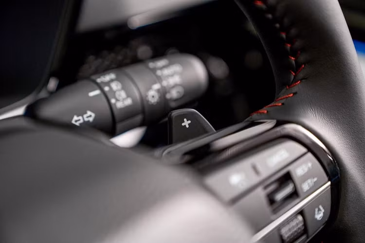 Tại thị trường Thái Lan, mẫu xe này sẽ dùng hệ dẫn động cầu trước hoặc hệ dẫn động 4 bánh 4WD, tùy phiên bản. Khi mua Honda CR-V 2023, khách hàng Thái Lan có thể chọn 1 trong 6 màu sơn là xanh đậm Canyon River Blue, đỏ Ignite Red, trắng White Platinum, xám Meteoroid Gray, bạc Lunar Silver và đen Crystal Black.