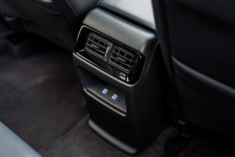 Bên trong Honda CR-V 2023 phiên bản e:HEV RS 4WD cao cấp nhất là không gian nội thất bọc da màu đen với chỉ khâu màu đỏ ở vô lăng, cần số và ghế. Bên cạnh đó là bàn đạp bằng kim loại cùng những chi tiết ốp nội thất bằng nhôm và màu đen bóng.