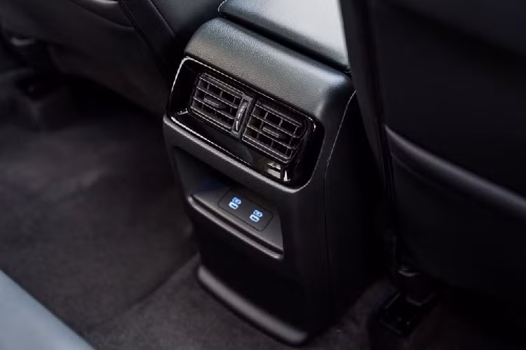 Bên trong Honda CR-V 2023 phiên bản e:HEV RS 4WD cao cấp nhất là không gian nội thất bọc da màu đen với chỉ khâu màu đỏ ở vô lăng, cần số và ghế. Bên cạnh đó là bàn đạp bằng kim loại cùng những chi tiết ốp nội thất bằng nhôm và màu đen bóng.