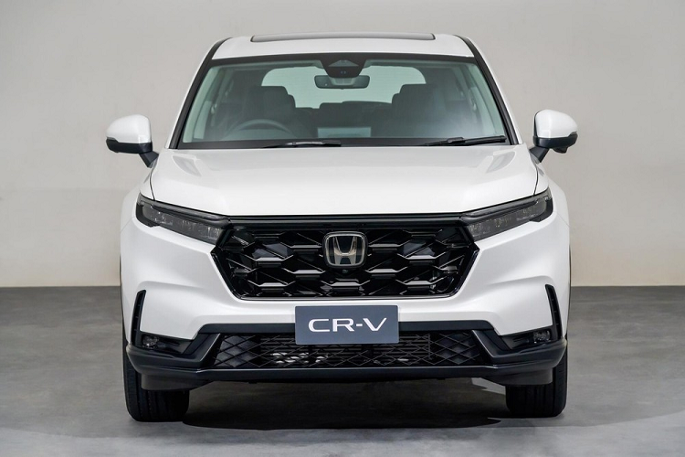 Tại thị trường Thái Lan, mẫu SUV cỡ C này có tổng cộng 5 phiên bản, bao gồm E, ES 4WD, EL 4WD, e:HEV ES và e:HEV RS 4WD. Đây là lần đầu tiên mẫu xe này có phiên bản RS, tương tự những người anh em như Civic, HR-V và WR-V. Giá xe Honda CR-V 2023 ở thị trường Thái Lan dao động từ 1,419 - 1,729 triệu Baht (khoảng 979 triệu đến 1,193 tỷ đồng).