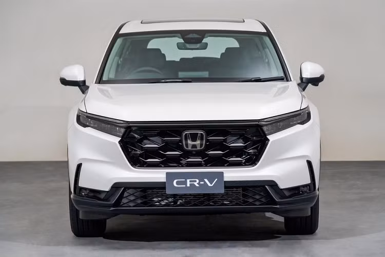 Tại thị trường Thái Lan, mẫu SUV cỡ C này có tổng cộng 5 phiên bản, bao gồm E, ES 4WD, EL 4WD, e:HEV ES và e:HEV RS 4WD. Đây là lần đầu tiên mẫu xe này có phiên bản RS, tương tự những người anh em như Civic, HR-V và WR-V. Giá xe Honda CR-V 2023 ở thị trường Thái Lan dao động từ 1,419 - 1,729 triệu Baht (khoảng 979 triệu đến 1,193 tỷ đồng).