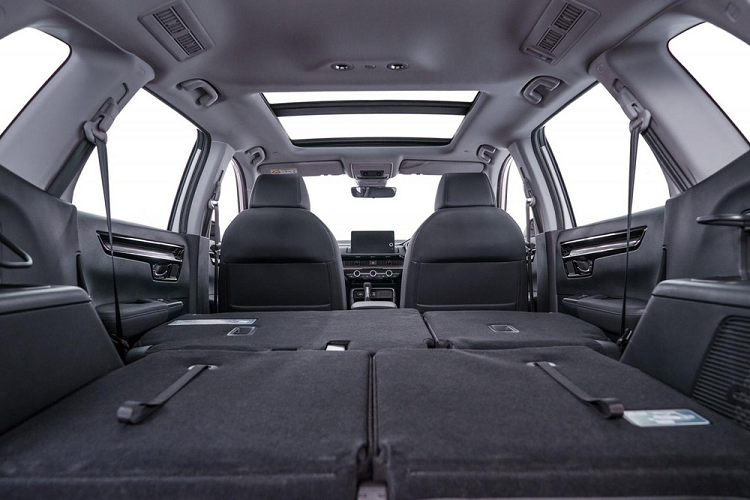 Bước sang thế hệ mới, Honda CR-V 2023 sở hữu chiều dài 4.694 mm, chiều rộng 1.864 mm, chiều cao 1.689 mm và chiều dài cơ sở 2.700 mm. So với thế hệ cũ, xe dài hơn 68 mm, rộng hơn 10 mm và chiều dài cơ sở tăng 40 mm. Sự thay đổi này mang đến không gian nội thất rộng rãi hơn cho xe.