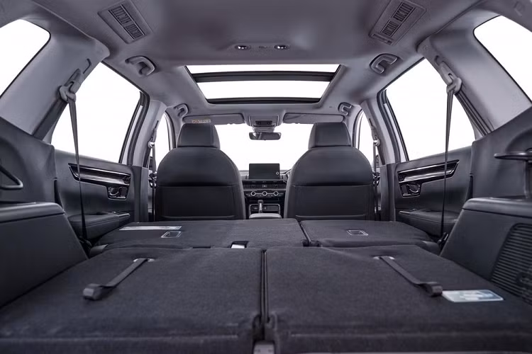 Bước sang thế hệ mới, Honda CR-V 2023 sở hữu chiều dài 4.694 mm, chiều rộng 1.864 mm, chiều cao 1.689 mm và chiều dài cơ sở 2.700 mm. So với thế hệ cũ, xe dài hơn 68 mm, rộng hơn 10 mm và chiều dài cơ sở tăng 40 mm. Sự thay đổi này mang đến không gian nội thất rộng rãi hơn cho xe.