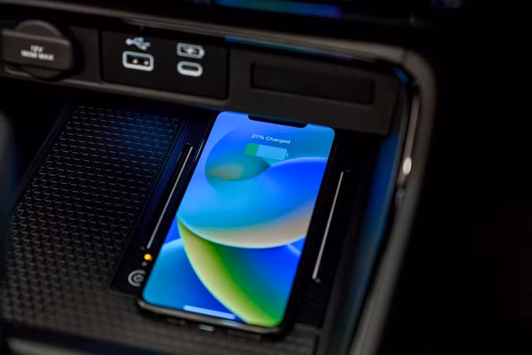 Đầu tiên là động cơ xăng VTEC Turbo 4 xi-lanh, tăng áp, dung tích 1.5L, sản sinh công suất tối đa 190 mã lực tại tua máy 6.000 vòng/phút và mô-men xoắn cực đại 242 Nm tại dải tua máy 1.700 - 5.000 vòng/phút. Động cơ này đi kèm với hộp số biến thiên vô cấp CVT, tiêu thụ lượng xăng trung bình 14,3 km/lít (khoảng 6,99 lít/100 km).