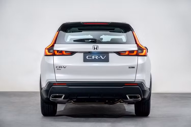 Bên dưới là cản sau đi kèm bộ khuếch tán gió, đèn phản quang nhỏ gọn và 2 đầu ống xả giả bằng thép không gỉ. Xe còn có cửa cốp đóng/mở chỉnh điện rảnh tay với tính năng tự động khóa khi người lái rời đi.