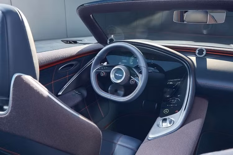 Trong đó, Genesis X Convertible mui trần được kỳ vọng sẽ trở thành đối thủ của các thương hiệu siêu sang như Bentley hay Mercedes-Maybach. Được ra mắt vào tháng 11 năm ngoái tại Triển lãm ô tô Los Angeles, Genesis X Convertible Concept là mẫu xe cuối cùng trong bộ 3 concept X của thương hiệu xe sang Hàn Quốc.