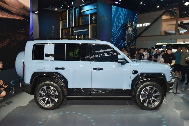 Khách hàng muốn sở hữu mẫu xe này chỉ cần đặt cọc số tiền 1.000 Nhân dân tệ (khoảng 3,3 triệu đồng). Khi nhận xe, khách hàng đặt cọc sẽ được trừ số tiền 3.000 Nhân dân tệ (khoảng 10 triệu đồng) vào giá xe. Fang Cheng Bao Leopard 5 là SUV việt dã dùng khung gầm hình thang đồng thời có kích thước dài x rộng x cao lần lượt 4.890 x 1.970 x 1.920 mm và chiều dài cơ sở 2.800 mm.