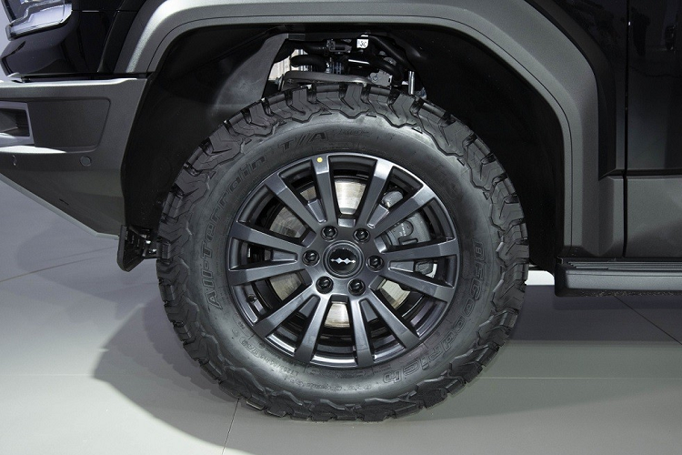 Chưa hết, Fang Cheng Bao Leopard 5 còn được trang bị ốp cua lốp khỏe khoắn, vành hợp kim 18 inch hoặc 20 inch và cột C sơn cùng màu thân xe. Những chi tiết ngoại thất như ốp cua lốp, nẹp sườn xe, tay nắm cửa và baga nóc được sơn màu đen bóng làm điểm nhấn. Phía sau xe, Fang Cheng Bao Leopard 5 được trang bị cụm đèn hậu nằm dọc giống Toyota Land Cruiser Prado 2024. Vì có lốp dự phòng nên cửa cốp của mẫu xe này mở sang ngang thay vì mở lên trên. 