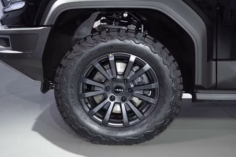 Chưa hết, Fang Cheng Bao Leopard 5 còn được trang bị ốp cua lốp khỏe khoắn, vành hợp kim 18 inch hoặc 20 inch và cột C sơn cùng màu thân xe. Những chi tiết ngoại thất như ốp cua lốp, nẹp sườn xe, tay nắm cửa và baga nóc được sơn màu đen bóng làm điểm nhấn. Phía sau xe, Fang Cheng Bao Leopard 5 được trang bị cụm đèn hậu nằm dọc giống Toyota Land Cruiser Prado 2024. Vì có lốp dự phòng nên cửa cốp của mẫu xe này mở sang ngang thay vì mở lên trên. 