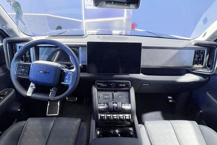 Bên trong xe, Fang Cheng Bao Leopard 5 được trang bị nội thất 2 hàng ghế với 5 chỗ ngồi. Ghế của xe được bọc da trong khi vô lăng có thiết kế 3 chấu vát đáy. Bên cạnh đó là 3 màn hình, bao gồm bảng đồng hồ kỹ thuật số, màn hình cảm ứng trung tâm và màn hình giải trí dành cho hành khách phía trước. 