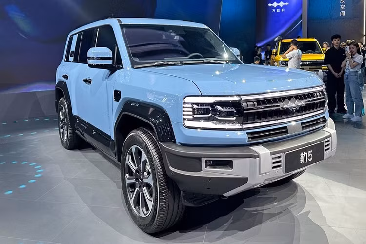 Nguồn cung cấp sức mạnh cho Fang Cheng Bao Leopard 5 là hệ truyền động plug-in hybrid có tên Dual Mode Off-Road (DMO) của hãng BYD. Hệ truyền động này bao gồm máy xăng 4 xi-lanh, dung tích 1.5L và 2 mô-tơ điện, cho công suất tổng cộng 670 mã lực cùng mô-men xoắn cực đại 760 Nm. Bên cạnh đó là hệ dẫn động 4 bánh 4WD và 3 khóa vi sai khác nhau. 