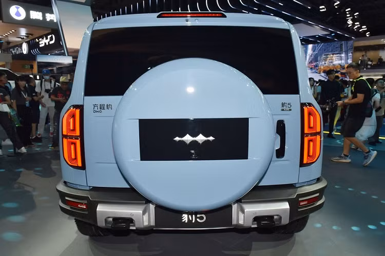 Bên dưới sàn xe là cụm pin BYD Blade với dung lượng 30 kWh, cho phép xe chạy 125 km mà không cần dùng động cơ xăng. Sau khi sạc đầy pin và đổ đầy bình xăng 80 lít, xe có thể chạy 1.200 km. BYD còn dự định tung ra bản cao cấp của Fang Cheng Bao Leopard 5 với công nghệ khung gầm Cloud-P. Công nghệ này bao gồm hệ thống treo chủ động và tùy chỉnh độ cao, tương tự đàn anh YangWang U8. 