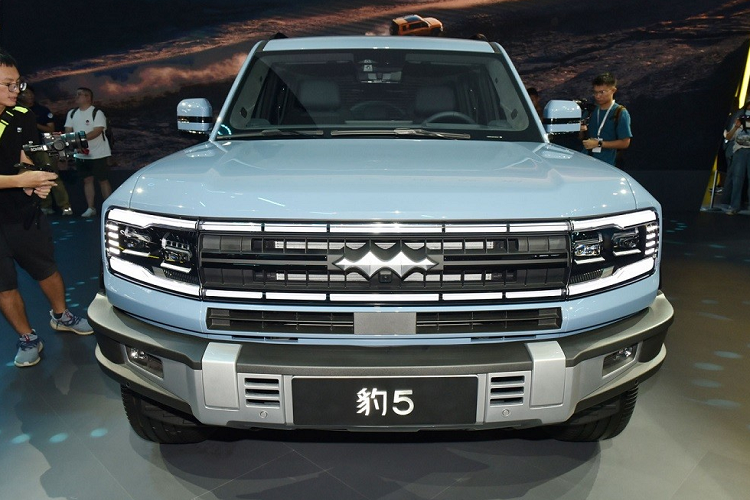Như vậy, mẫu xe này có kích thước tương đương với Toyota Land Cruiser Prado thế hệ mới. Không chỉ kích thước mà ngay cả thiết kế ngoại thất và màu sơn của mẫu ôtô Trung Quốc này cũng gợi liên tưởng đến Toyota Land Cruiser Prado 2024. Do đó, không có gì bất ngờ khi gọi Fang Cheng Bao Leopard 5 là "Toyota Land Cruiser Prado của Trung Quốc".