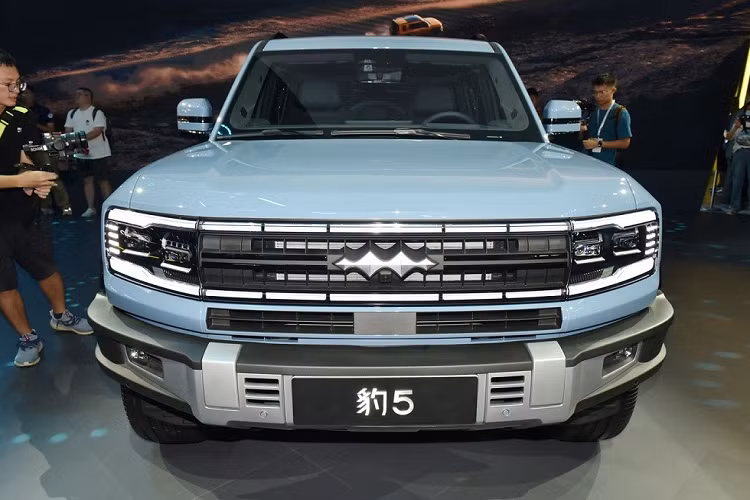 Như vậy, mẫu xe này có kích thước tương đương với Toyota Land Cruiser Prado thế hệ mới. Không chỉ kích thước mà ngay cả thiết kế ngoại thất và màu sơn của mẫu ôtô Trung Quốc này cũng gợi liên tưởng đến Toyota Land Cruiser Prado 2024. Do đó, không có gì bất ngờ khi gọi Fang Cheng Bao Leopard 5 là "Toyota Land Cruiser Prado của Trung Quốc".