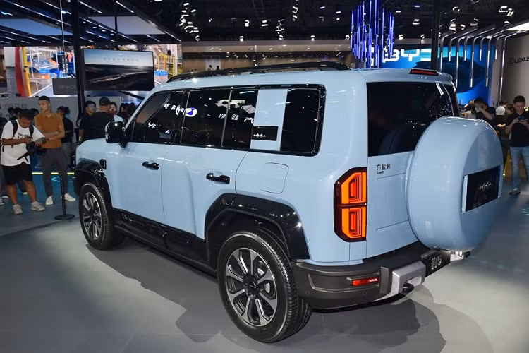 Tương tự một số mẫu SUV việt dã đang bán trên thị trường, Fang Cheng Bao Leopard 5 có tay nắm cửa trên mặt táp-lô, nằm ngay bên dưới màn hình giải trí dành cho hành khách phía trước. Thêm vào đó là bệ tì tay cỡ lớn ở giữa 2 ghế trước và hệ thống âm thanh Devialet cao cấp. 