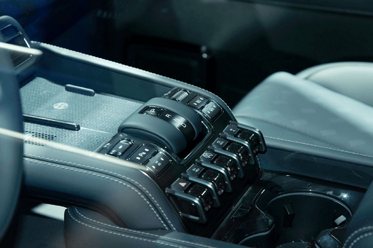 Ngoài ra, xe còn có màn hình hiển thị thông tin kính lái HUD 50 inch. Tuy có đến 4 màn hình nhưng Fang Cheng Bao Leopard 5 vẫn không loại bỏ những nút bấm cơ học vì đây vốn là xe off-road. Trên cụm điều khiển trung tâm của xe có một dãy nút bấm với thiết kế như phím đàn piano. Sạc điện thoại không dây, cần số điện tử và 2 thanh cuộn để chỉnh các tính năng của xe cũng tập trung ở cụm điều khiển trung tâm. 