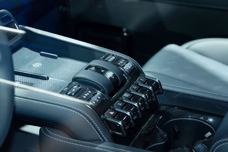 Ngoài ra, xe còn có màn hình hiển thị thông tin kính lái HUD 50 inch. Tuy có đến 4 màn hình nhưng Fang Cheng Bao Leopard 5 vẫn không loại bỏ những nút bấm cơ học vì đây vốn là xe off-road. Trên cụm điều khiển trung tâm của xe có một dãy nút bấm với thiết kế như phím đàn piano. Sạc điện thoại không dây, cần số điện tử và 2 thanh cuộn để chỉnh các tính năng của xe cũng tập trung ở cụm điều khiển trung tâm. 