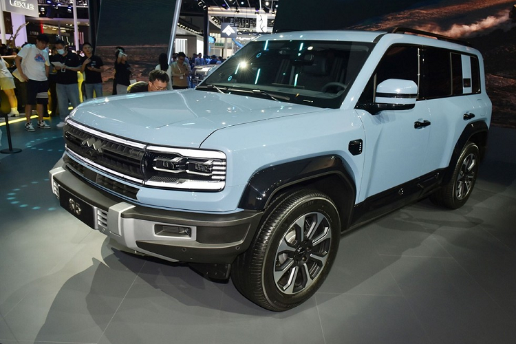 Do đó, giá xe Fang Cheng Bao Leopard 5 được dự đoán sẽ không rẻ. Tuy nhiên, so với dự đoán thì giá mở bán của mẫu SUV Trung Quốc này thấp hơn đáng kể. Theo công bố của BYD, Fang Cheng Bao Leopard 5 có giá mở bán dao động từ 300.000 - 400.000 Nhân dân tệ (khoảng 990 triệu đến 1,32 tỷ đồng).