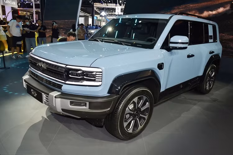 Do đó, giá xe Fang Cheng Bao Leopard 5 được dự đoán sẽ không rẻ. Tuy nhiên, so với dự đoán thì giá mở bán của mẫu SUV Trung Quốc này thấp hơn đáng kể. Theo công bố của BYD, Fang Cheng Bao Leopard 5 có giá mở bán dao động từ 300.000 - 400.000 Nhân dân tệ (khoảng 990 triệu đến 1,32 tỷ đồng).