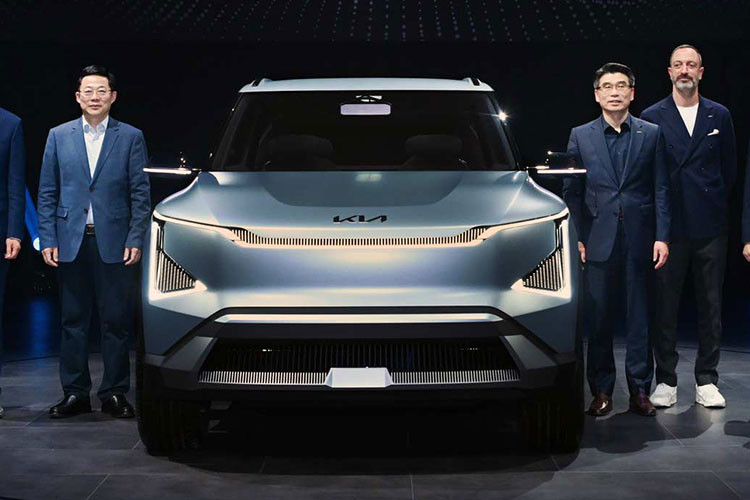 Theo báo cáo mới đây, Kia sẽ cho ra mắt phiên bản thương mại của mẫu SUV điện EV5 vào tháng tới tại tại Triển lãm ô tô Thành Đô, Trung Quốc. Trang tin Korean Car Blog cho biết, Kia EV5 2024 mới sẽ được sản xuất tại Trung Quốc, cho thị trường nội địa cũng như thị trường xuất khẩu