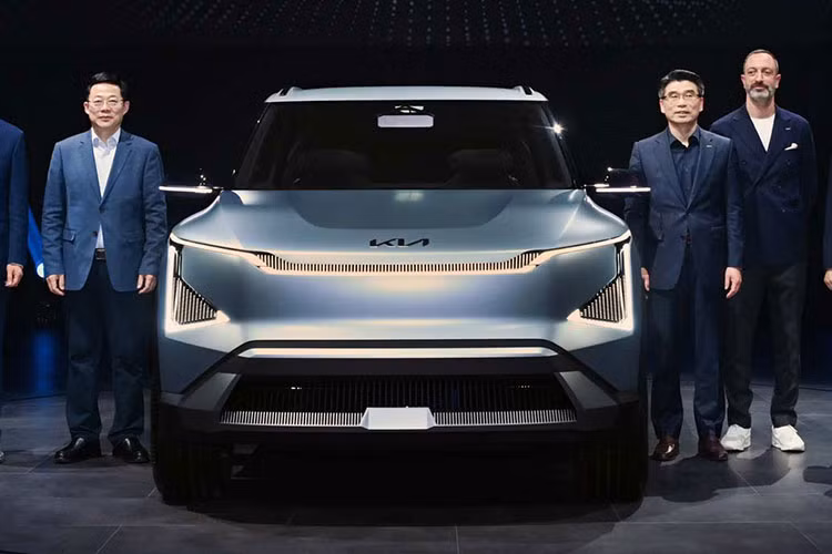 Theo báo cáo mới đây, Kia sẽ cho ra mắt phiên bản thương mại của mẫu SUV điện EV5 vào tháng tới tại tại Triển lãm ô tô Thành Đô, Trung Quốc. Trang tin Korean Car Blog cho biết, Kia EV5 2024 mới sẽ được sản xuất tại Trung Quốc, cho thị trường nội địa cũng như thị trường xuất khẩu