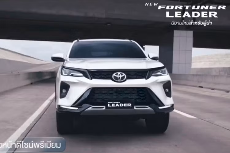 Đầu tiên là Toyota Fortuner Leader 2023 mới, xe không có nhiều thay đổi về mặt thiết kế hay động cơ. Thay vào đó, xe chỉ có thêm 2 trang bị mới là sạc điện thoại không dây và cảnh báo áp suất lốp. Những trang bị còn lại của xe cũng sẽ vẫn giữ nguyên như cũ.