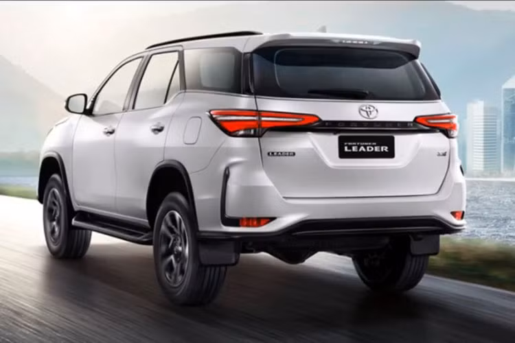 Mẫu SUV hạng trung này sở hữu lưới tản nhiệt màu đen bóng, đèn pha LED với tính năng tự động bật/tắt, đèn chờ dẫn đường, đèn sương mù trước/sau, vành hợp kim 18 inch, đèn hậu LED, đèn LED báo rẽ tuần tự, gương chiếu hậu gập điện, chỉnh điện, tích hợp xi-nhan/đèn chào mừng, cửa cốp đóng/mở chỉnh điện và ăng ten vây cá mập.
