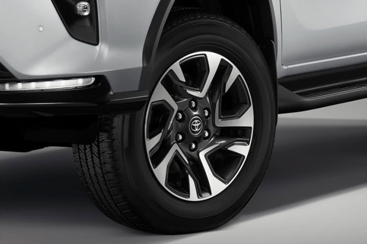 Xe cũng được trang bị đầu ống xả bằng thép không gỉ, nội thất bọc da/ốp gỗ với viền chỉ màu bạc, hệ thống đèn viền ở khoang hành khách, 2 cổng USB/nút chỉnh điều hòa dành cho hành khách phía sau, hệ thống âm thanh JBL 11 loa đi kèm ampli và hệ thống kết nối viễn thông T-Connect.