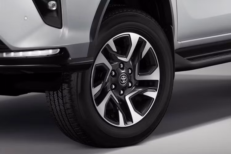 Xe cũng được trang bị đầu ống xả bằng thép không gỉ, nội thất bọc da/ốp gỗ với viền chỉ màu bạc, hệ thống đèn viền ở khoang hành khách, 2 cổng USB/nút chỉnh điều hòa dành cho hành khách phía sau, hệ thống âm thanh JBL 11 loa đi kèm ampli và hệ thống kết nối viễn thông T-Connect.