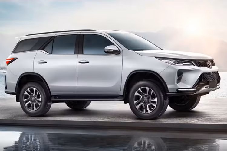 Bên cạnh đó, Toyota Fortuner Legender 2023 còn có những trang bị vượt trội so với bản Leader như vành 20 inch, đèn pha LED với thấu kính kép có tính năng tự động điều chỉnh luồng sáng cao/thấp, đèn sương mù LED phía trước, cảm biến đá cốp.