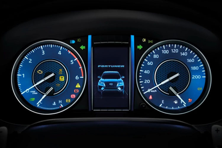 Cuối cùng là những trang bị an toàn như 7 túi khí, hệ thống cân bằng điện tử, hỗ trợ khởi hành ngang dốc, hệ thống kiểm soát lực kéo, kiểm soát tốc độ khi xuống dốc, cảnh báo điểm mù, cảnh báo phương tiện cắt ngang khi lùi, camera lùi và cảm biến trước/sau. Giá xe Toyota Fortuner Leader 2023 tại Thái Lan được chia thành 3 bản trang bị với giá dao động từ 1,375 - 1,575 triệu Baht (khoảng 949 triệu đến 1,08 tỷ đồng).