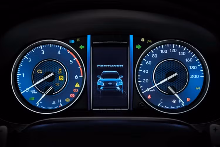 Cuối cùng là những trang bị an toàn như 7 túi khí, hệ thống cân bằng điện tử, hỗ trợ khởi hành ngang dốc, hệ thống kiểm soát lực kéo, kiểm soát tốc độ khi xuống dốc, cảnh báo điểm mù, cảnh báo phương tiện cắt ngang khi lùi, camera lùi và cảm biến trước/sau. Giá xe Toyota Fortuner Leader 2023 tại Thái Lan được chia thành 3 bản trang bị với giá dao động từ 1,375 - 1,575 triệu Baht (khoảng 949 triệu đến 1,08 tỷ đồng).