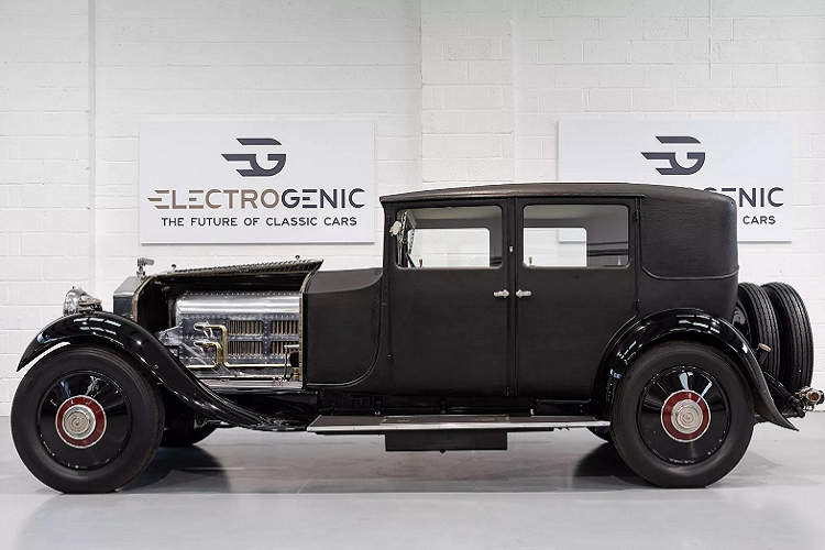 Đầu tiên, bạn không thể tăng gấp 4 lần sức mạnh của chiếc xe cổ điển và giữ nguyên bộ phanh dây cáp. Vì vậy, Electrogenic phải khéo léo bổ sung thêm bàn đạp và lắp đặt hệ thống thủy lực giữa nó và bộ cáp. Ngoài ra, nó còn có hệ thống phanh tái sinh, tái tạo sức mạnh động cơ.