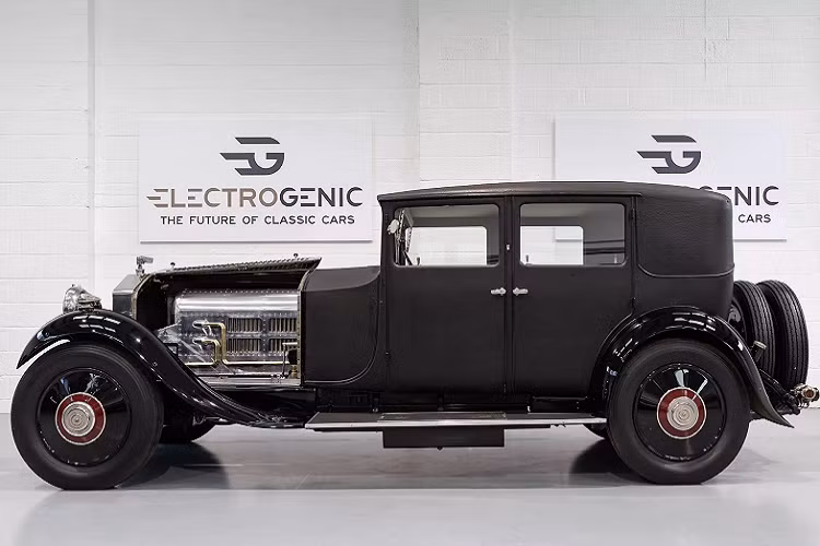 Đầu tiên, bạn không thể tăng gấp 4 lần sức mạnh của chiếc xe cổ điển và giữ nguyên bộ phanh dây cáp. Vì vậy, Electrogenic phải khéo léo bổ sung thêm bàn đạp và lắp đặt hệ thống thủy lực giữa nó và bộ cáp. Ngoài ra, nó còn có hệ thống phanh tái sinh, tái tạo sức mạnh động cơ.