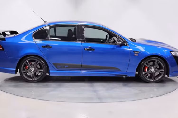 Đơn vị rao bán cho biết rằng chiếc xe sedan hiệu suất cao Ford Falcon GT-F này đã lăn bánh 12.818 miles, tương đương 20.630 km, xe thuộc đời 2014 và chỉ mới trải qua đúng 2 đời chủ. Tình trạng lúc rao bán là một bộ lốp Dunlop SP Sport Maxx mới và có tất cả tài liệu theo xe bao gồm chứng nhận xác thực, lịch sử dịch vụ, 2 bộ chìa khóa và vỏ xe FPV GT-F tùy chọn.