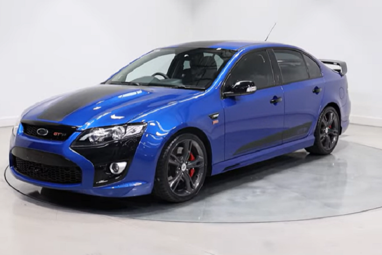 Trên toàn thế giới chỉ có đúng 500 chiếc xe Ford Falcon GT-F được sản xuất toàn cầu bởi chi nhánh Ford Performance Vehicle nhưng chỉ có 230 chiếc sở hữu số sàn, trong đó, có đúng 39 xe được sơn màu xanh dương Kinetic Blue đi kèm với điểm nhấn là sọc đen. Chiếc đang được rao bán có số thứ tự 485/500.