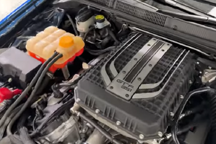 Nếu bạn tò mò Ford Falcon GT-F có gì đặc biệt ngoài các tin tức chúng tôi đề cập ở trên, xin mời bạn thưởng thức trái tim của xe chính là khối động cơ V8 Coyote, dung tích 5.0 lít, siêu nạp, tạo ra công suất tối đa 471 mã lực và mô-men xoắn 570 Nm.