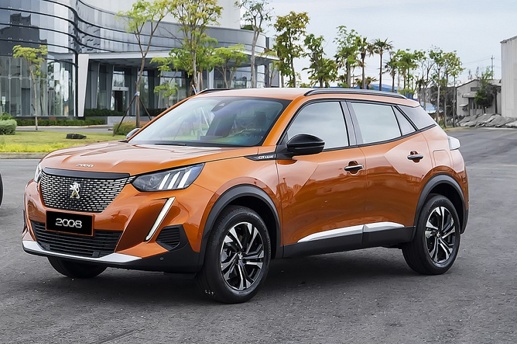 Do đó, đây là thời điểm để hãng xe Pháp tung ra phiên Peugeot 2008 bản facelift để giành lại danh hiệu. Dựa vào ảnh chạy thử xe, có thể thấy xe có nhiều nhất thay đổi ở phần đầu và đuôi xe, đặc biệt là bộ “nanh sư tử” với hệ thống đèn định vị chạy ban ngày hiện có thiết kế thẳng chứ thay vì ôm sát và cong như phiên bản hiện hành.