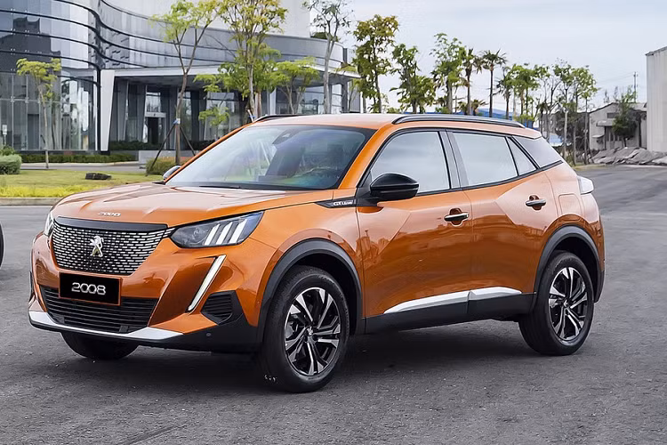 Do đó, đây là thời điểm để hãng xe Pháp tung ra phiên Peugeot 2008 bản facelift để giành lại danh hiệu. Dựa vào ảnh chạy thử xe, có thể thấy xe có nhiều nhất thay đổi ở phần đầu và đuôi xe, đặc biệt là bộ “nanh sư tử” với hệ thống đèn định vị chạy ban ngày hiện có thiết kế thẳng chứ thay vì ôm sát và cong như phiên bản hiện hành.