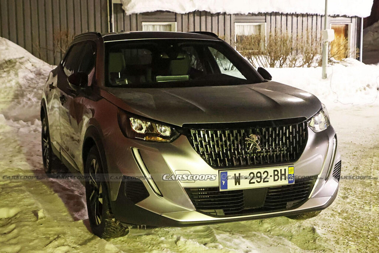 Trên chiếc xe hiện tại, các "răng nanh" (đèn day light) được gắn bên dưới mỗi bộ đèn pha được thiết kế dốc vào trong. Nhưng những chiếc "răng nanh" có thể nhìn thấy qua lớp ngụy trang của chiếc xe này có vẻ thẳng đứng hơn đáng kể.