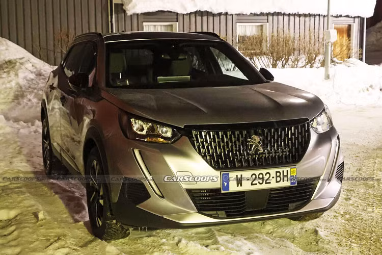 Trên chiếc xe hiện tại, các "răng nanh" (đèn day light) được gắn bên dưới mỗi bộ đèn pha được thiết kế dốc vào trong. Nhưng những chiếc "răng nanh" có thể nhìn thấy qua lớp ngụy trang của chiếc xe này có vẻ thẳng đứng hơn đáng kể.