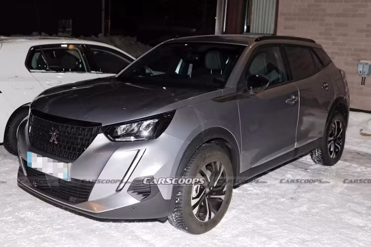 Peugeot 2008 nằm trong phân khúc Crossover cỡ B tại Việt Nam cùng với Honda H-RV, Hyundai Creta, Mazda CX-3 và KIA Seltos. Mức giá xe Peugeot 2008 tại Việt Nam hiện từ 789-859 triệu đồng.