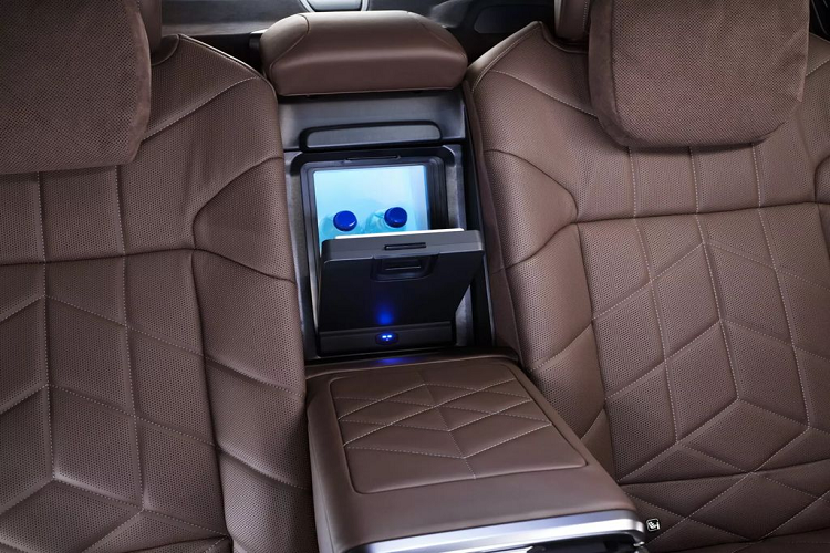 Việc bổ sung thêm các lớp bảo vệ khiến trọng lượng xe tăng đáng kể, kéo theo hiệu suất xe cũng bị giảm. Bản thuần điện i7 có thời gian tăng tốc từ 0 lên 100km/h tăng từ 4,7 lên 9 giây, tốc độ tối đa giới hạn ở 160km/h.