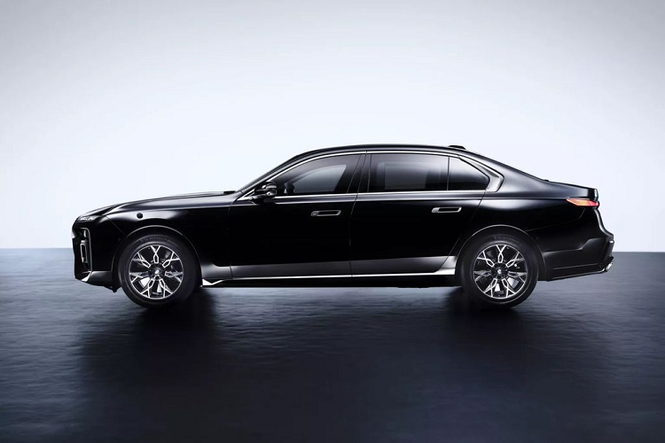 Khung gầm, cửa xe và phần mái đều đã được gia cố lại nhằm “bảo vệ tối đa” hành khách khỏi chất nổ, đạn, các cuộc tấn công bằng máy bay không người lái và lựu đạn cầm tay. Kính nguyên bản của xe đã được thay thế bằng kính bảo vệ được xếp hạng VPAM 10, đây là cấp độ bảo vệ cao nhất dành cho xe dân sự.