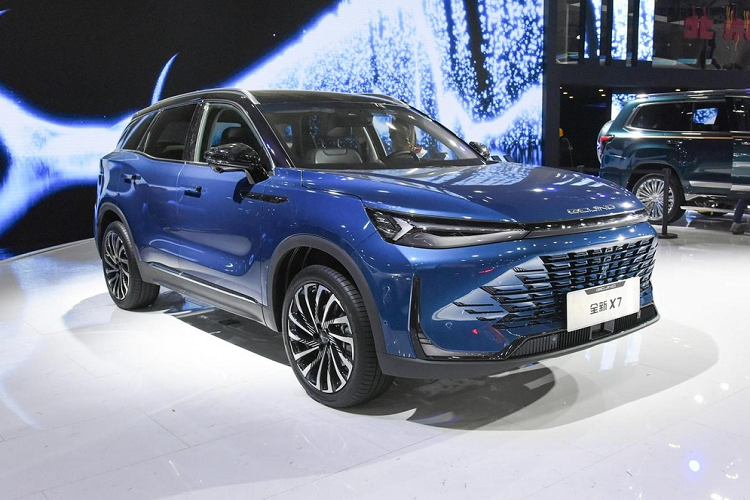 Về nội thất, Beijing X7 2023 vẫn áp dụng thiết kế màn hình kép như bản đang bán tại Việt Nam, điểm khác là vô lăng, bảng điều khiển trung tâm và cụm điều khiển bao quanh cần số thiết kế mới.