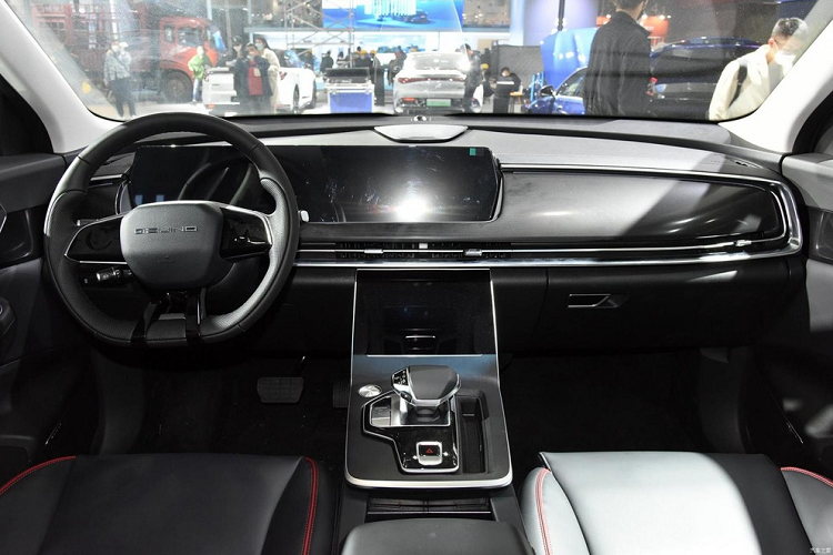 Bên sườn, Beijing X7 2023 có bộ la-zăng đa chấu kép, đằng sau xe có cụm đèn hậu LED trong suốt, với dòng chữ Beijing đặt chính giữa, cuối cùng là khuếch tán gió mới và xe Beijing X7 2023 có ống xả kép.