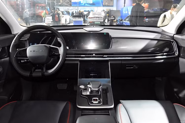 Bên sườn, Beijing X7 2023 có bộ la-zăng đa chấu kép, đằng sau xe có cụm đèn hậu LED trong suốt, với dòng chữ Beijing đặt chính giữa, cuối cùng là khuếch tán gió mới và xe Beijing X7 2023 có ống xả kép.