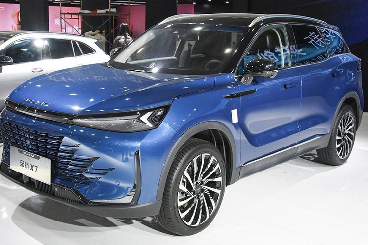 Đáng tiếc, "trái tim" của Beijing X7 2023 không có gì thay đổi, xe vẫn sử dụng động cơ xăng 4 xi-lanh, tăng áp, dung tích 1.5 lít, sản sinh công suất tối đa 188 mã lực và mô-men xoắn cực đại 275 Nm cùng hộp số tự động ly hợp kép 7 cấp.