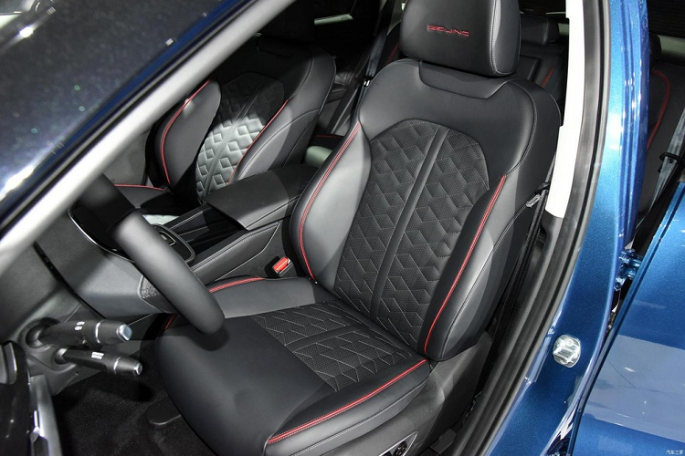 Beijing X7 2023 sở hữu ngoại hình khác biệt so với các mẫu xe đang bán trong nước, chiếc SUV mới này áp dụng thiết kế lưới tản nhiệt không viền cùng màu với thân xe, chưa hết, cách sắp xếp các tấm lưới tản nhiệt ma trận bên trong mang tính ba chiều hơn. Tiếp theo là việc xe có đèn pha mới, vuốt mỏng hơn và nối với nhau bằng dải đèn LED ban ngày.