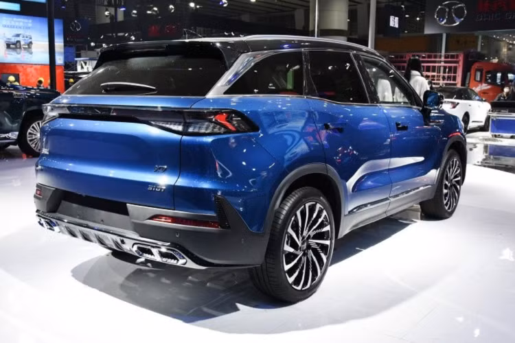 Ra mắt tại triển lãm Ô tô Quảng Châu 2022, mẫu xe SUV Beijing X7 2023 đã nhận được sự quan tâm không chỉ ở thị trường quê nhà mà còn ở Việt Nam, nơi phiên bản cũ của Beijing X7 từng tạo nên cơn hot không nhỏ, từng tăng giá đến 4 lần trước khi được giảm giá 40 triệu đồng, bằng với mức tăng ở lần thứ 3.